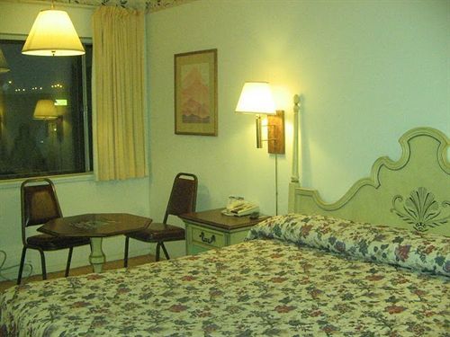 The Hastings Inn Салина Номер фото